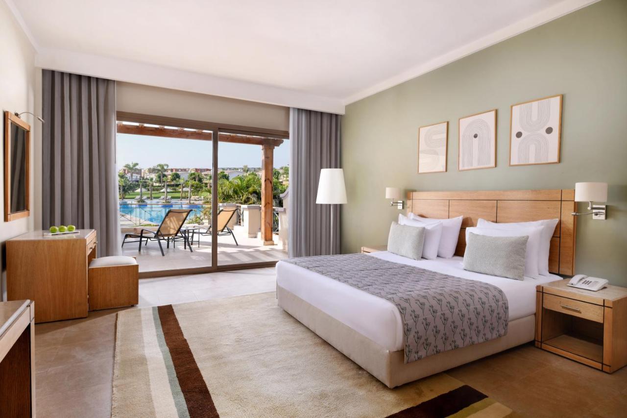 小威尼斯高尔夫杰斯酒店&度假村 艾因苏赫纳 外观 照片 A bedroom at the Hilton Sharm El Sheikh Resort