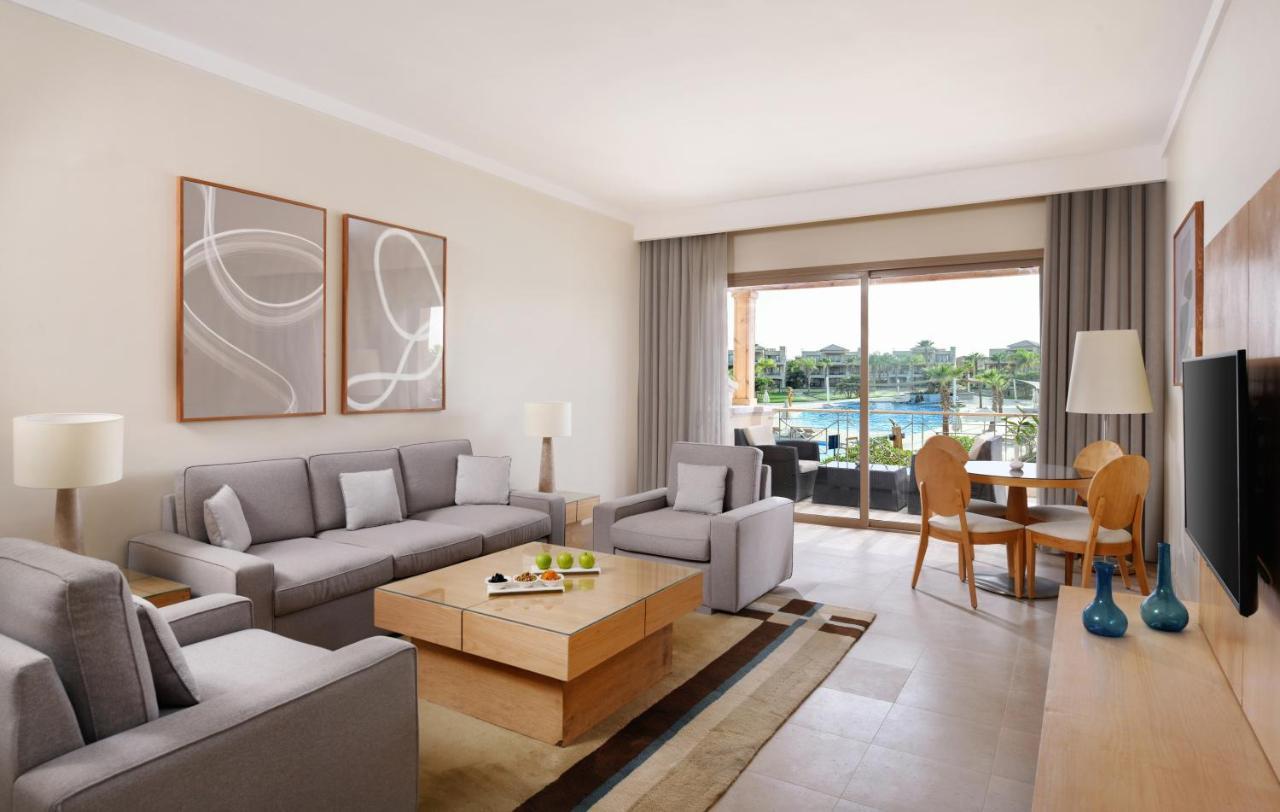 小威尼斯高尔夫杰斯酒店&度假村 艾因苏赫纳 外观 照片 A living room at the resort