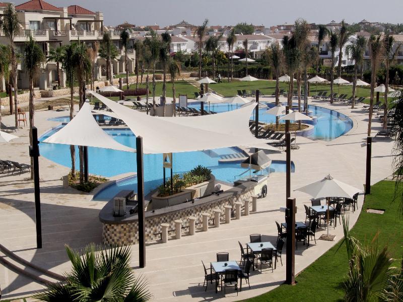 小威尼斯高尔夫杰斯酒店&度假村 艾因苏赫纳 外观 照片 Pool at the Kempinski Hotel, Golden Mile, Marbella, Spain