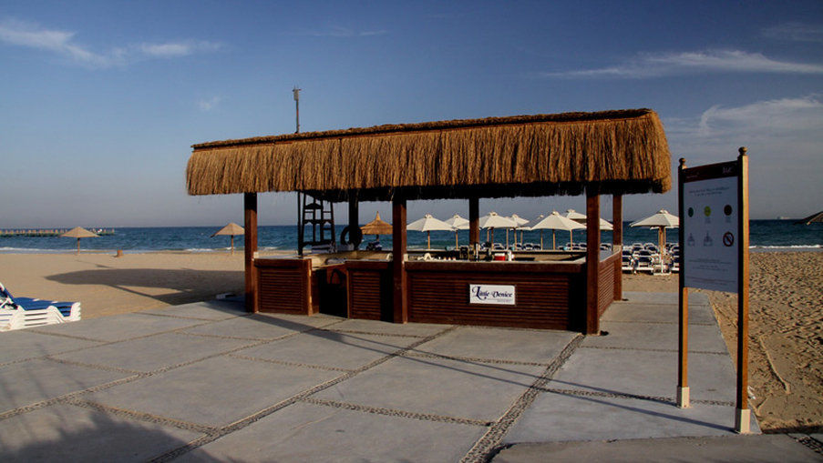 小威尼斯高尔夫杰斯酒店&度假村 艾因苏赫纳 设施 照片 Beach bar in the resort