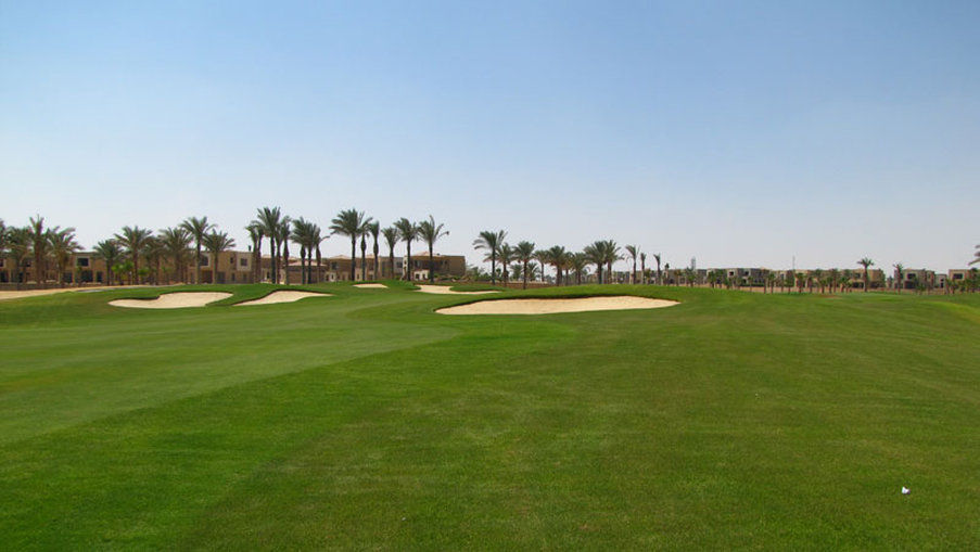 小威尼斯高尔夫杰斯酒店&度假村 艾因苏赫纳 外观 照片 Golf course at the Pyramids Club