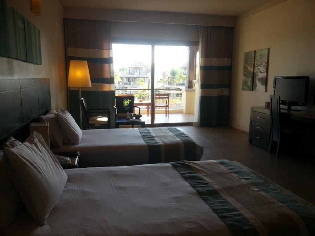 小威尼斯高尔夫杰斯酒店&度假村 艾因苏赫纳 外观 照片 A room at the hotel