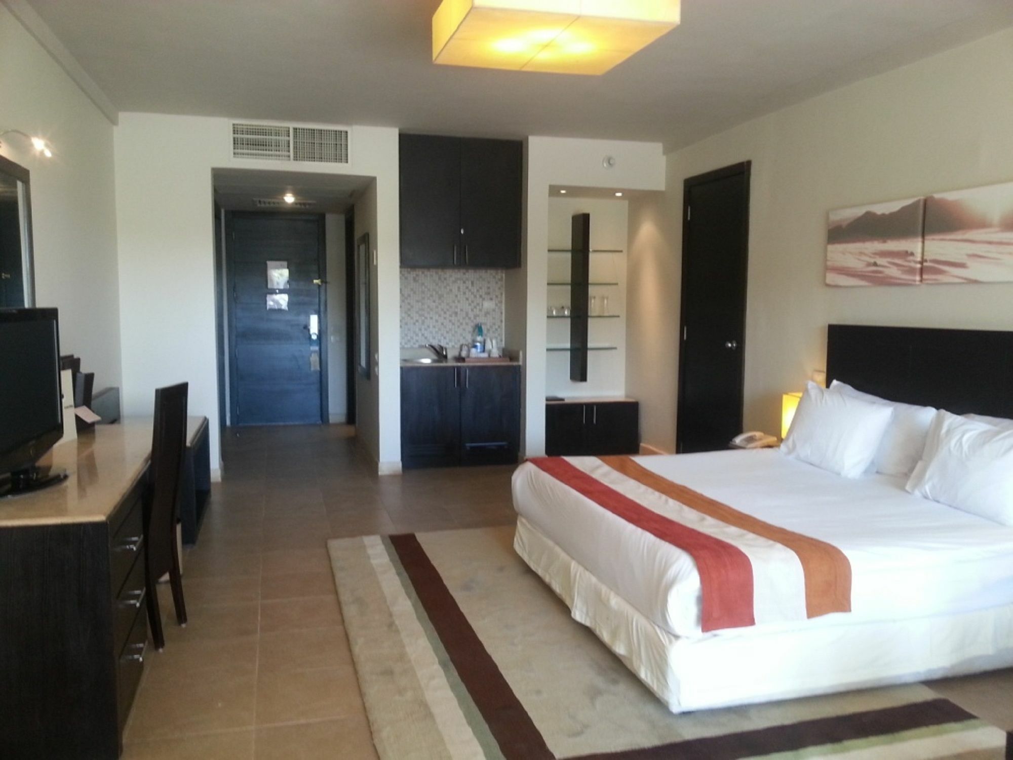 小威尼斯高尔夫杰斯酒店&度假村 艾因苏赫纳 外观 照片 A room at the hotel