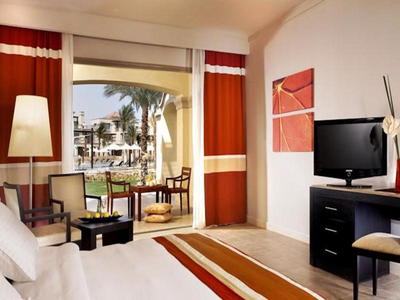 小威尼斯高尔夫杰斯酒店&度假村 艾因苏赫纳 外观 照片 A room at the Hilton Sharm El Sheikh