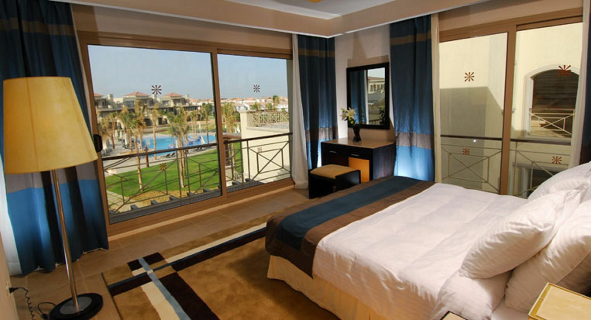 小威尼斯高尔夫杰斯酒店&度假村 艾因苏赫纳 外观 照片 A bedroom at the Hilton Sharm El Sheikh